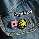 Pin de esmalte del logotipo de Paper Shoot